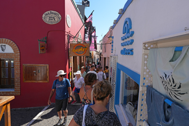 細い路地にもあふれる観光客