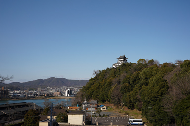 犬山城の天守と木曽川の眺め