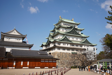 名古屋城の天守と石垣