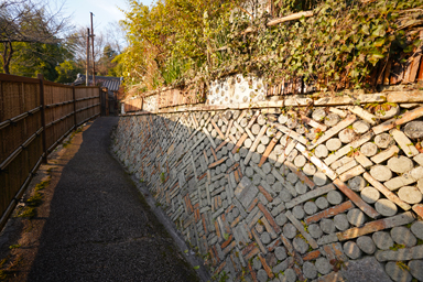 瀬戸の町並みと陶器の装飾