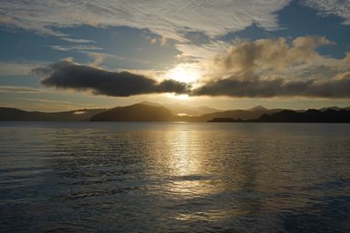 十和田湖の湖畔の朝日