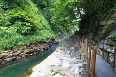 小安峡大噴湯の熱い小川