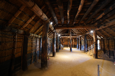 三内丸山遺跡の竪穴建物の中