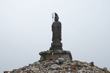 恐山の仏像と烏
