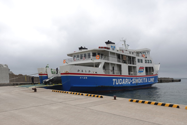 むつ湾フェリーの船体