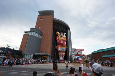 立佞武多の館から出陣する立佞武多