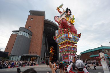 立佞武多の館から出陣する立佞武多