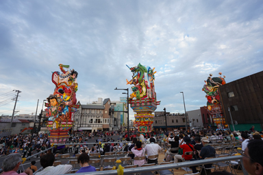 五所川原の町に集まる3台のたちねぷた