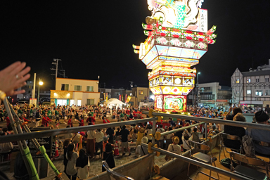 街を練り歩くたちねぷた