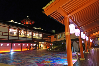 道後温泉派手なライトアップ