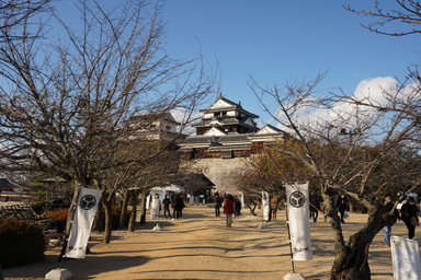松山城の天守と石垣
