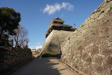 松山城の城壁と空