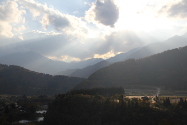 白川郷の夕暮れと山の影
