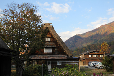 白川郷の合掌造りの家と夕暮れ