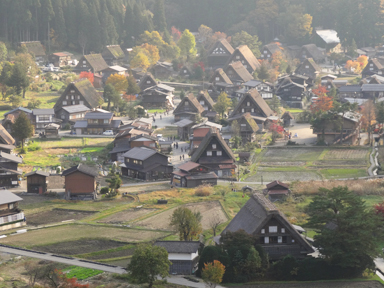 白川郷の合掌造りと山並み