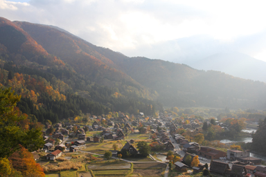 白川郷の夕日と合掌造りの家
