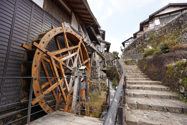 馬籠宿の坂道と水車