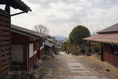 馬籠宿の古い町並みと山の景色