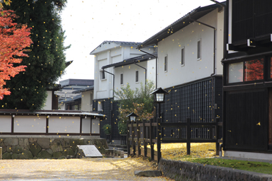 雪が降る飛騨の町並み