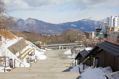 伊香保温泉から見える雪山の風景