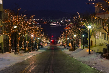 海へと伸びる八幡坂