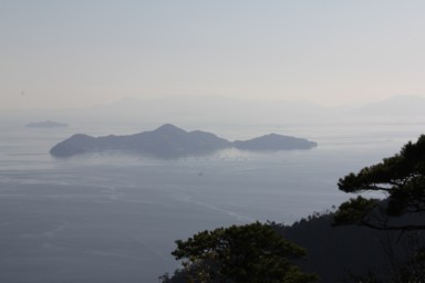 瀬戸内海の島と松の風景