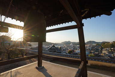 御袖天満宮の鐘と朝日