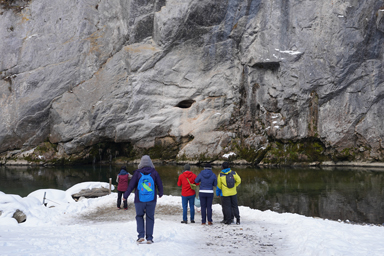 猊鼻渓の石投げ