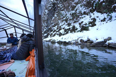 猊鼻渓のこたつ付きの船