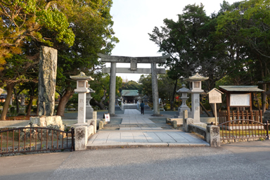宗像・沖ノ島の神聖な雰囲気を感じる海辺の景色。