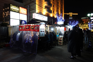 冬の中洲のにぎわいある通り