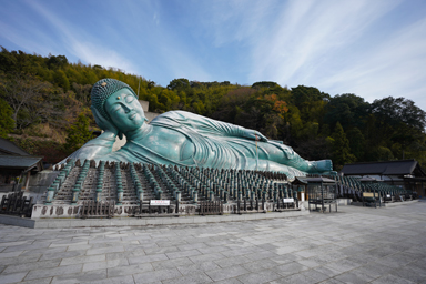 南蔵院にある緑のブロンズ製巨大寝釈迦像