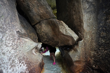 千仏鍾乳洞の水の中を進む