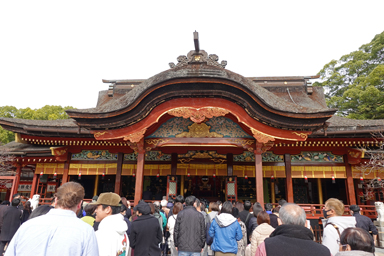太宰府天満宮の本殿と参拝者