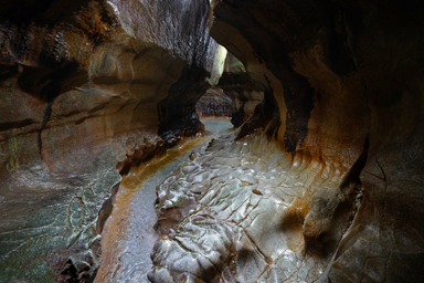 鍾乳洞の岩肌と水流