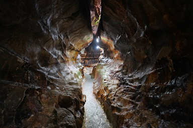 鍾乳洞の幻想的な空間