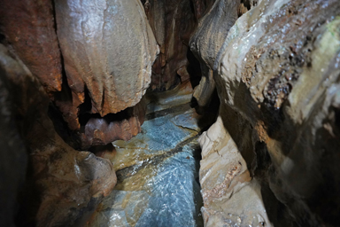 鍾乳洞を流れる清流