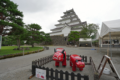 鶴ヶ城と赤べこ