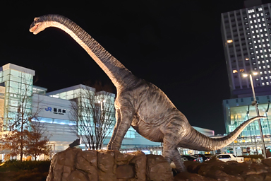 福井駅と恐竜モニュメント