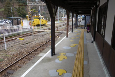 勝山駅の駅舎と恐竜の足跡