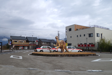 勝山駅前の恐竜像