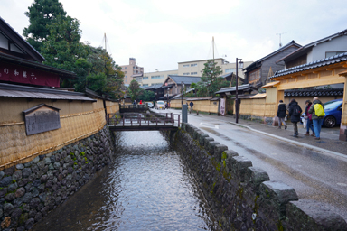 武家屋敷跡の庭園と建物