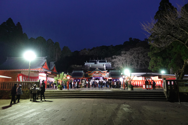 霧島神宮の本殿と朱塗りの柱
