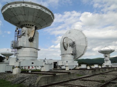 野辺山宇宙電波観測所のアンテナ群