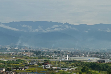 甲府盆地の遠景と空