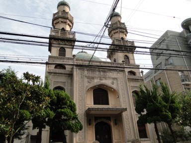 神戸モスクと周囲の街並み