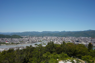 展望台からの街と山並み