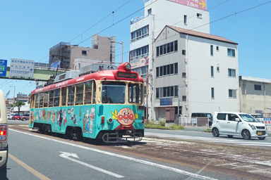 あんぱんまんが描かれた路面電車