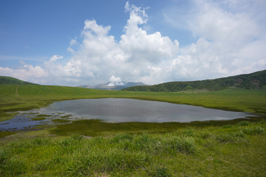 阿蘇の草千里ヶ浜と池