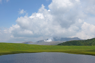 阿蘇の草千里ヶ浜と煙を吐く中岳
